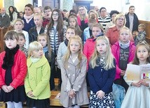 Na Mszy św. nie zabrakło dziecięcej scholi.