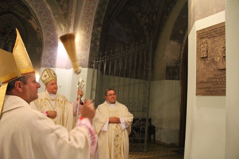 Poświęcenie tablicy pamiątkowej ks. Krzemienia w Rzepienniku Biskupim