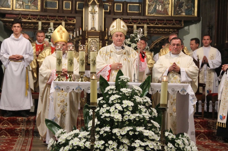 Poświęcenie tablicy pamiątkowej ks. Krzemienia w Rzepienniku Biskupim