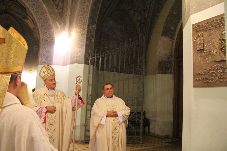 Poświęcenie tablicy pamiątkowej ks. Krzemienia w Rzepienniku Biskupim