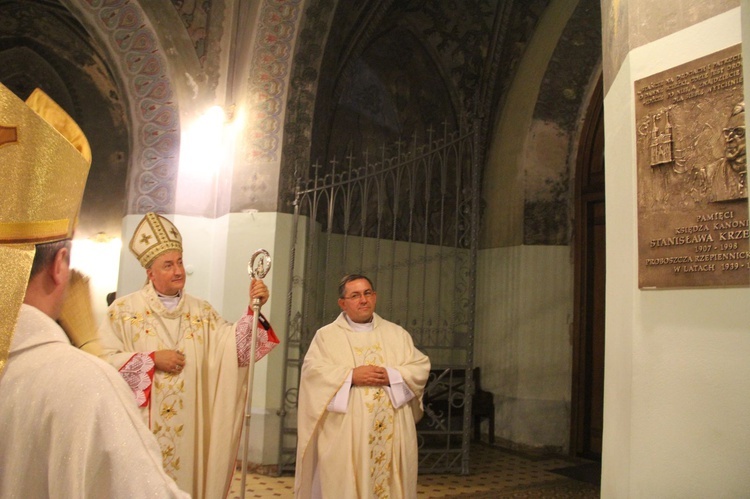 Poświęcenie tablicy pamiątkowej ks. Krzemienia w Rzepienniku Biskupim