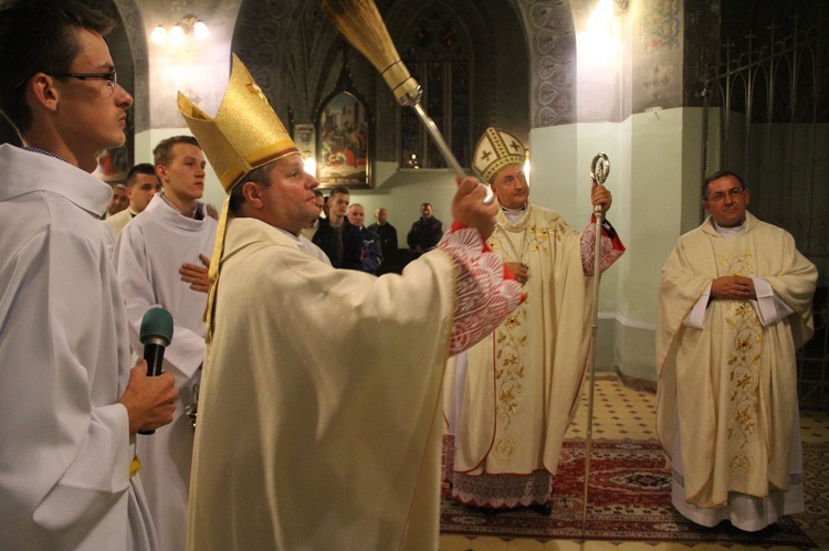 Poświęcenie tablicy pamiątkowej ks. Krzemienia w Rzepienniku Biskupim