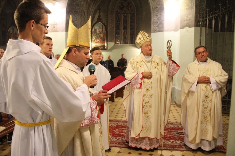 Poświęcenie tablicy pamiątkowej ks. Krzemienia w Rzepienniku Biskupim