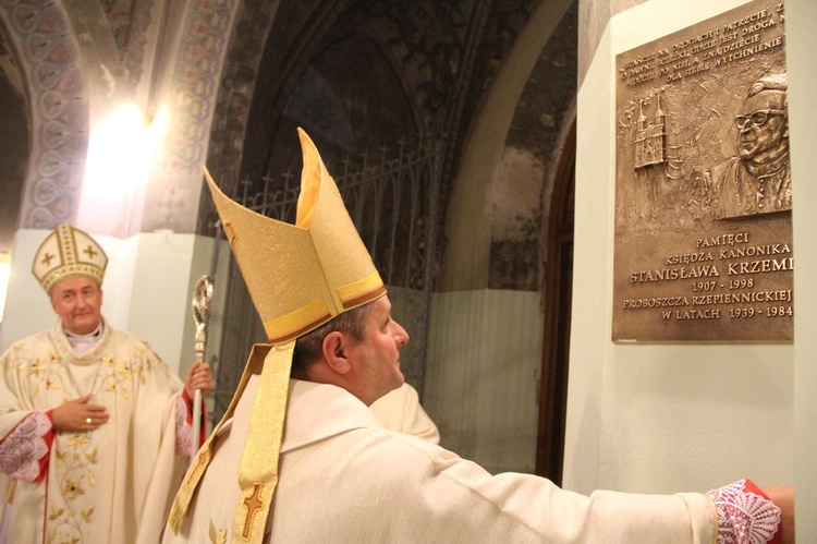 Poświęcenie tablicy pamiątkowej ks. Krzemienia w Rzepienniku Biskupim