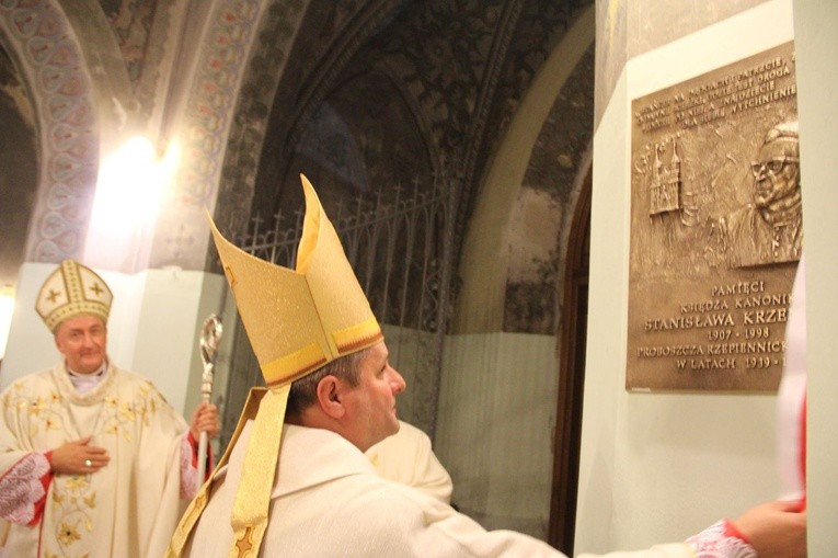 Poświęcenie tablicy pamiątkowej ks. Krzemienia w Rzepienniku Biskupim