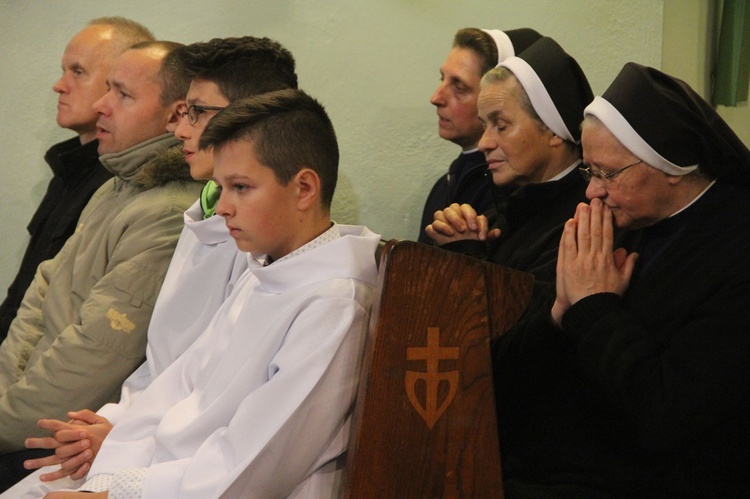 Poświęcenie tablicy pamiątkowej ks. Krzemienia w Rzepienniku Biskupim