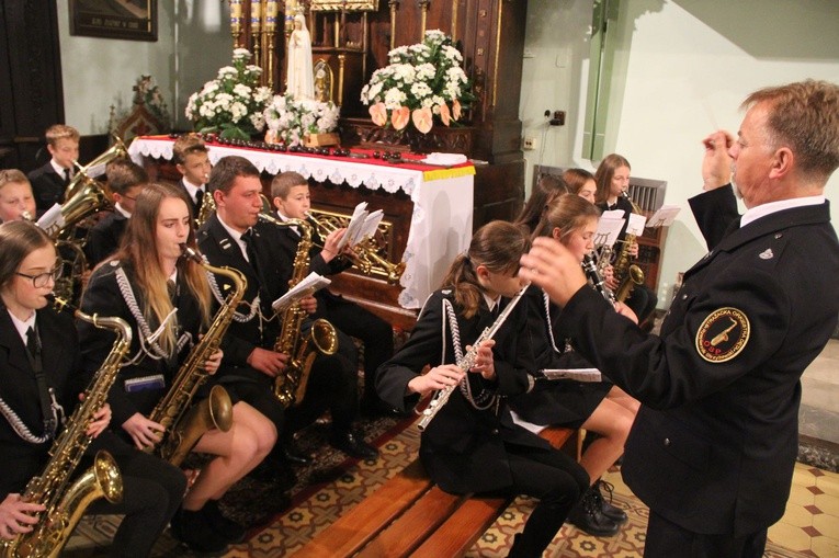 Poświęcenie tablicy pamiątkowej ks. Krzemienia w Rzepienniku Biskupim