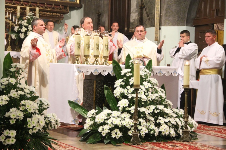 Poświęcenie tablicy pamiątkowej ks. Krzemienia w Rzepienniku Biskupim