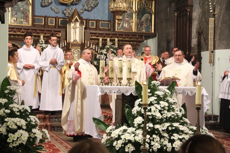 Poświęcenie tablicy pamiątkowej ks. Krzemienia w Rzepienniku Biskupim