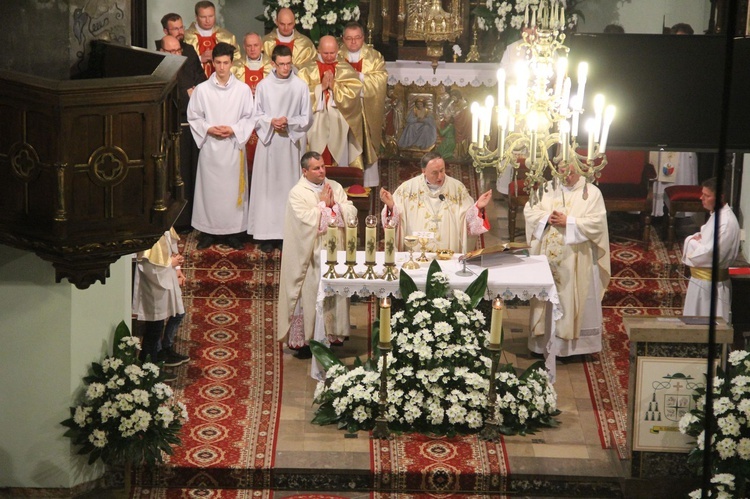 Poświęcenie tablicy pamiątkowej ks. Krzemienia w Rzepienniku Biskupim