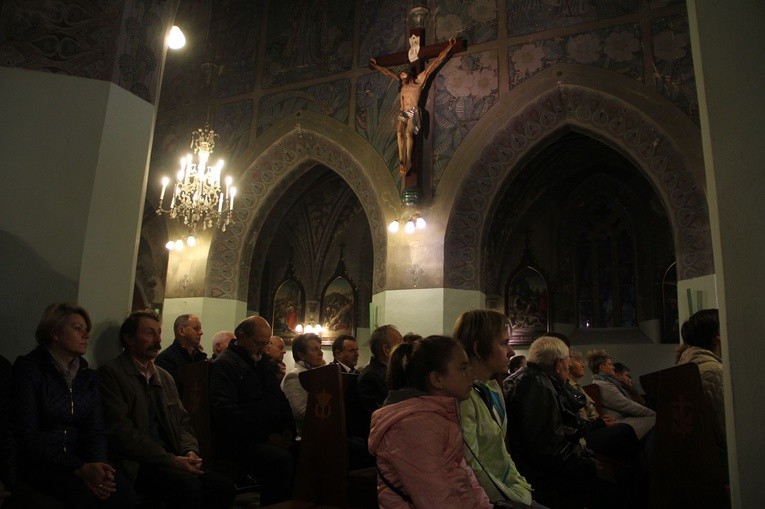 Poświęcenie tablicy pamiątkowej ks. Krzemienia w Rzepienniku Biskupim