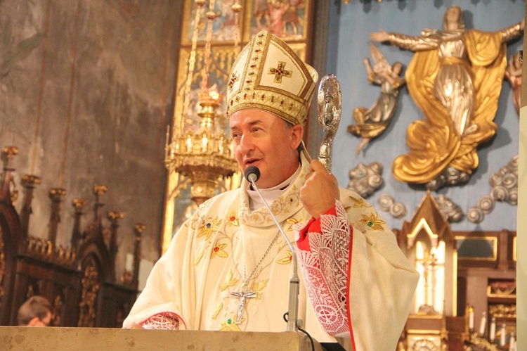 Poświęcenie tablicy pamiątkowej ks. Krzemienia w Rzepienniku Biskupim