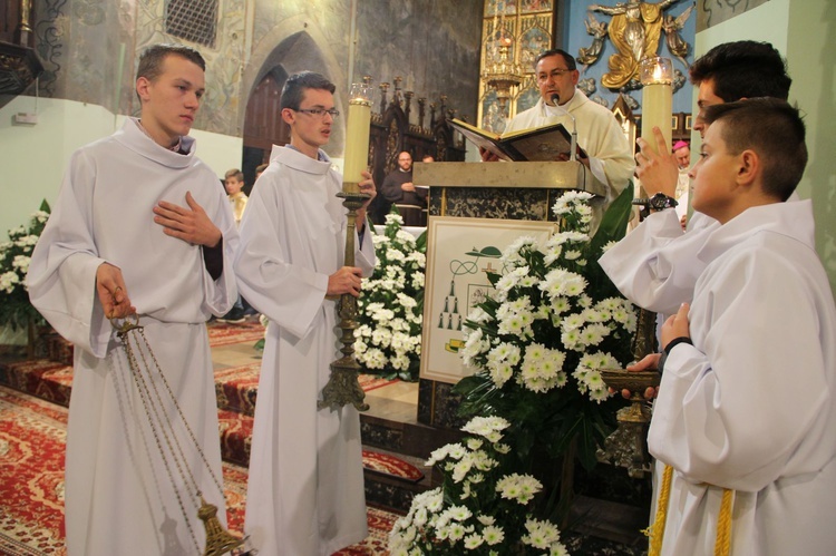 Poświęcenie tablicy pamiątkowej ks. Krzemienia w Rzepienniku Biskupim