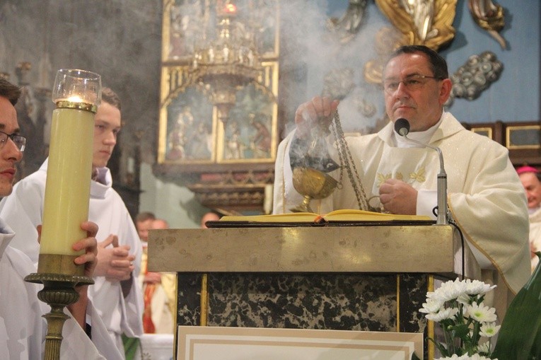 Poświęcenie tablicy pamiątkowej ks. Krzemienia w Rzepienniku Biskupim