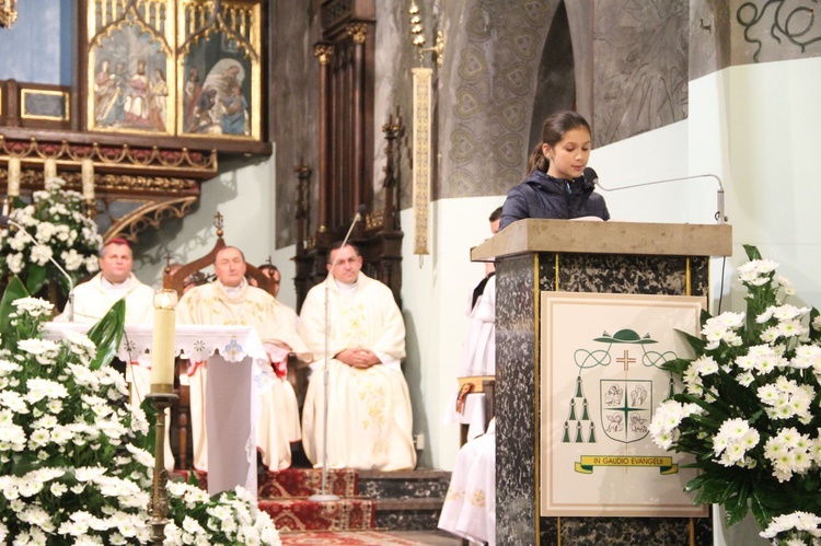 Poświęcenie tablicy pamiątkowej ks. Krzemienia w Rzepienniku Biskupim