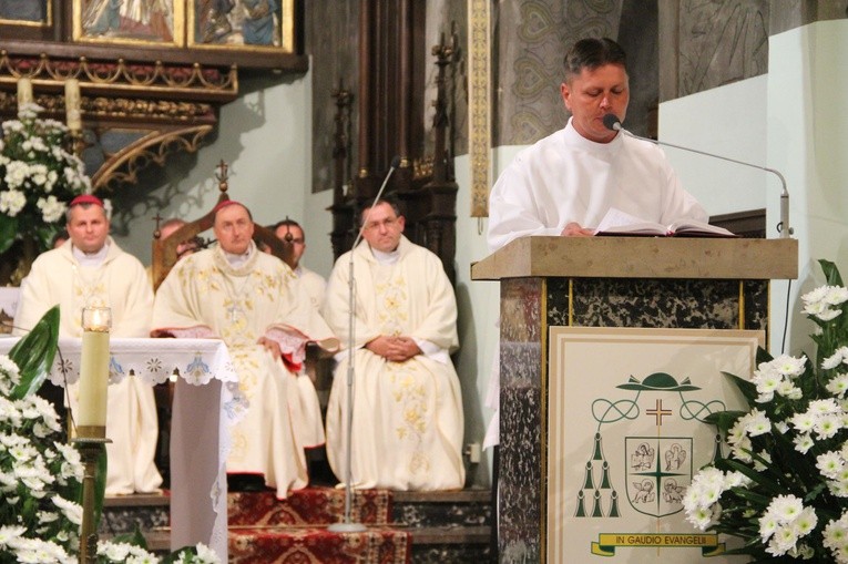 Poświęcenie tablicy pamiątkowej ks. Krzemienia w Rzepienniku Biskupim