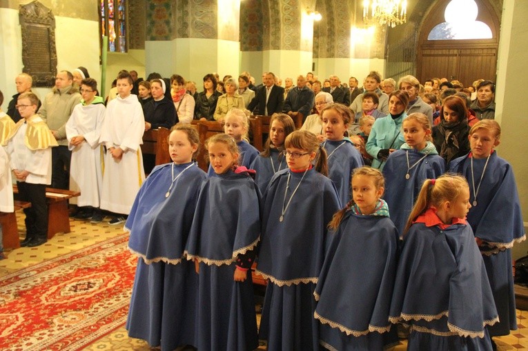 Poświęcenie tablicy pamiątkowej ks. Krzemienia w Rzepienniku Biskupim