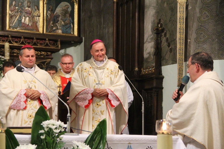 Poświęcenie tablicy pamiątkowej ks. Krzemienia w Rzepienniku Biskupim