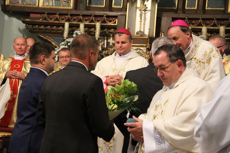 Poświęcenie tablicy pamiątkowej ks. Krzemienia w Rzepienniku Biskupim