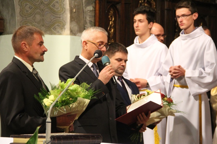 Poświęcenie tablicy pamiątkowej ks. Krzemienia w Rzepienniku Biskupim