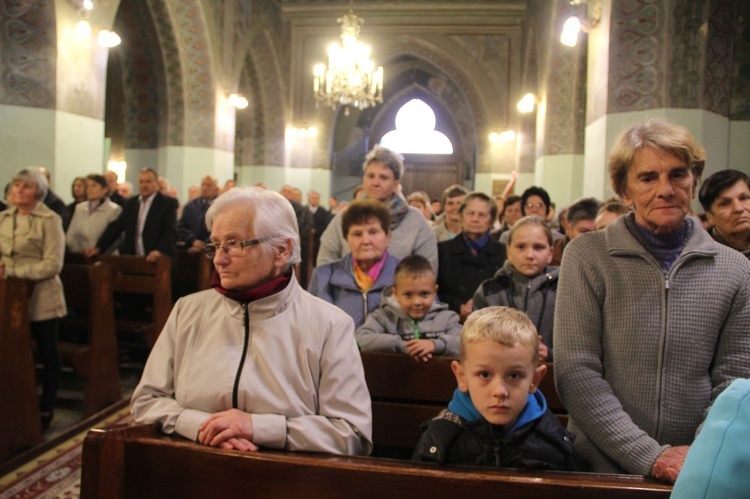 Poświęcenie tablicy pamiątkowej ks. Krzemienia w Rzepienniku Biskupim