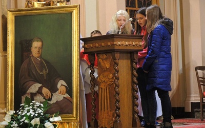 W liturgię odpustową w Wilamowicach włączyli się młodzi ze szkoły, której patronuje św. Józef Bilczewski