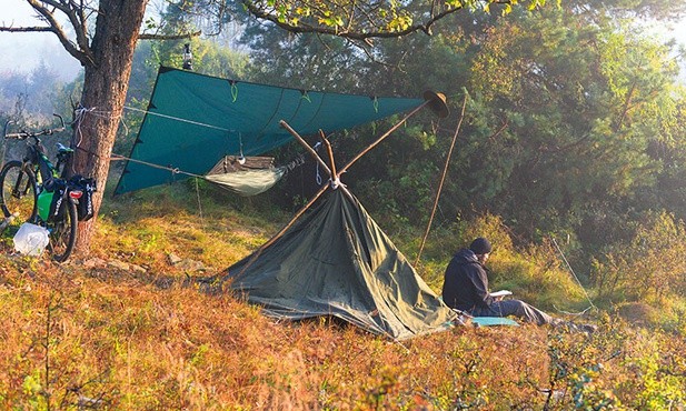 Połemkowska wieś Nieznajowa na kilka dni zamieniła się w obozowisko pustelników.