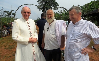 Ks. Stanisława (w środku) odwiedził w Kamerunie abp Stanisław Budzik