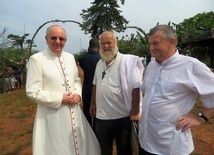 Ks. Stanisława (w środku) odwiedził w Kamerunie abp Stanisław Budzik