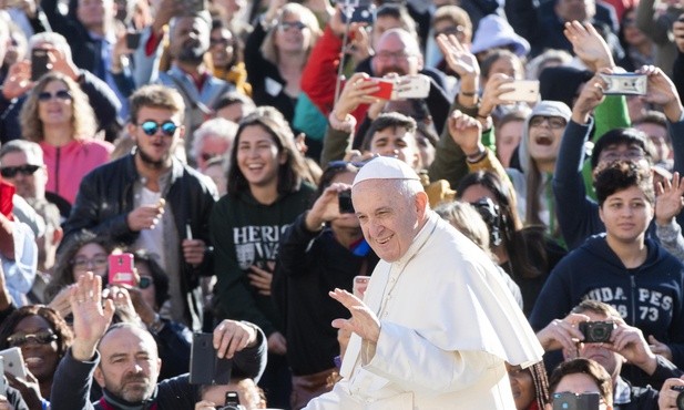 Papież podarował młodzieży na synodzie DOCAT