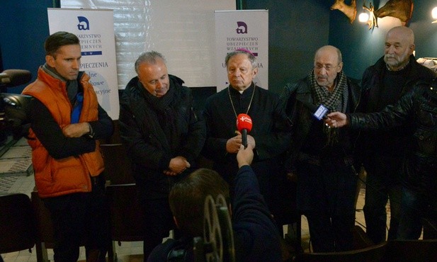 O filmie i ks. Romanie Kotlarzu mówią (od lewej): Marcin Bosak, Jacek Gwizdała, bp Henryk Tomasik, Piotr Fronczewski i Wojciech Pestka, autor scenariusza