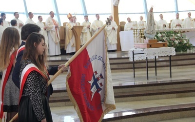 Poczet sztandarowy KSM DR podczas Mszy św. jubileuszowej