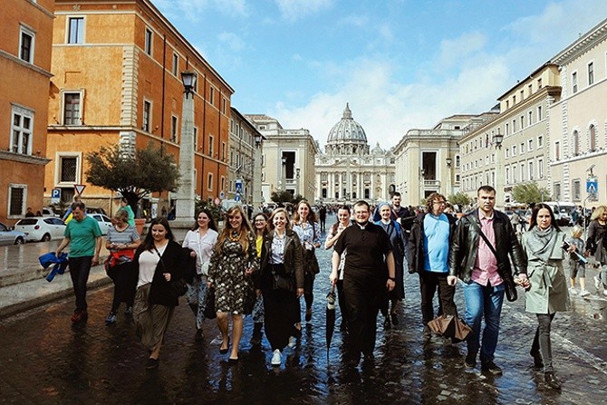 Polska grupa podążająca  za ks. Emilem Parafiniukiem wzdłuż Via della Conciliazione w Rzymie.