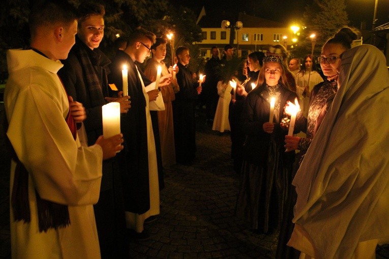 Pochód ze świętymi w Bobowej