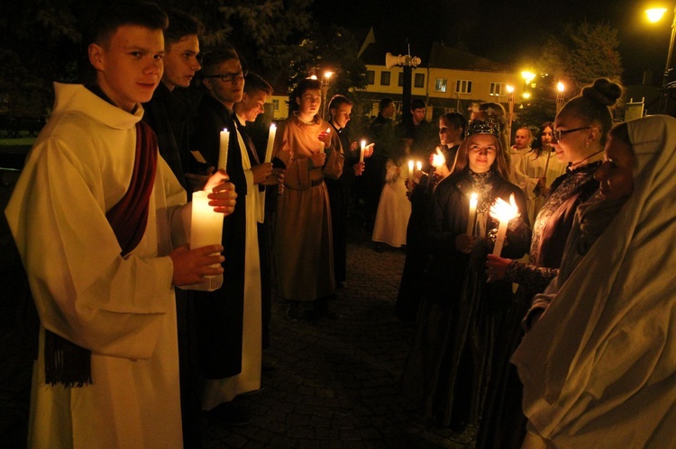 Pochód ze świętymi w Bobowej