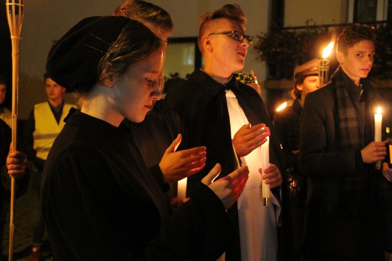 Pochód ze świętymi w Bobowej