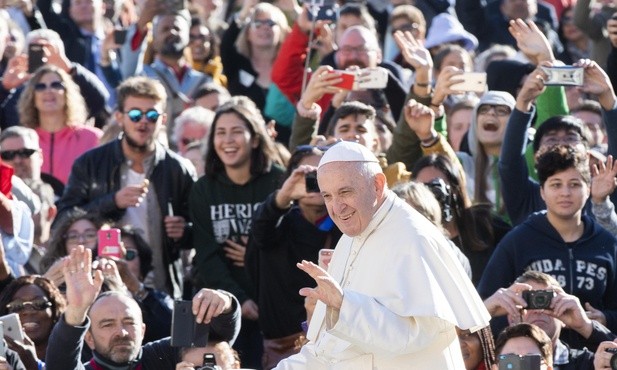 Zabawa młodzieży na zakończenie synodu