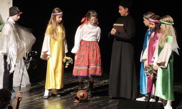 Kęckie dzieci w spektaklu o św. Janie Kantym