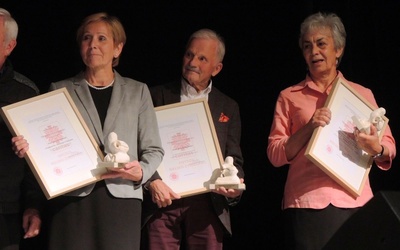 Laureaci nagród bielsko-żywieckiej Caritas. Od lewej - Anna Suchanek, jan Jurczyk i Danuta Tomczyk-Ściga