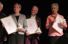 Laureaci nagród bielsko-żywieckiej Caritas. Od lewej - Anna Suchanek, jan Jurczyk i Danuta Tomczyk-Ściga