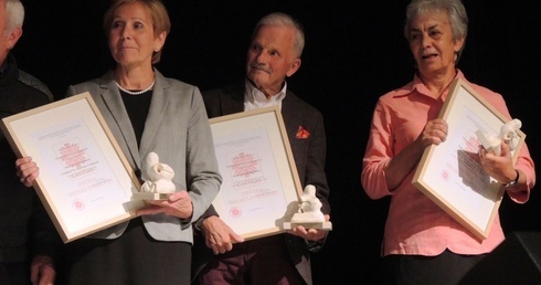 Laureaci nagród bielsko-żywieckiej Caritas. Od lewej - Anna Suchanek, jan Jurczyk i Danuta Tomczyk-Ściga