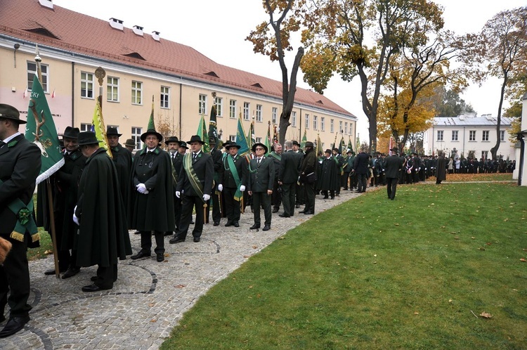 Około 120 pocztów sztandarowych uświetniło myśliwskie uroczystości w bazylice i na rynku