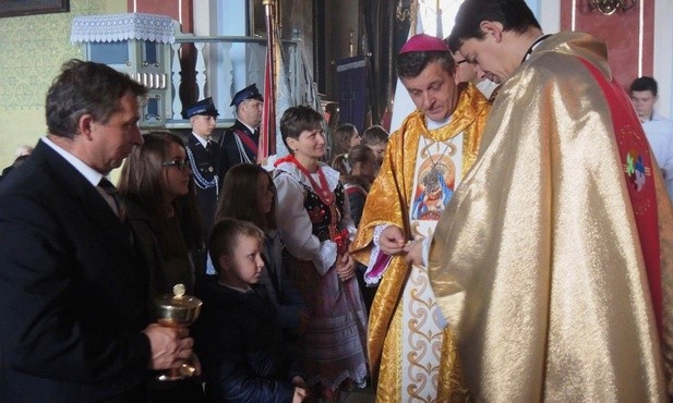 Procesja z darami w jubileuszowej świątyni 28 października