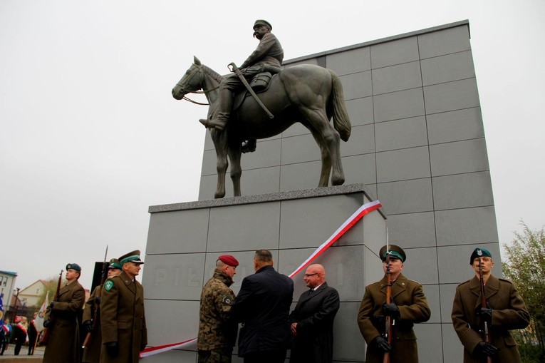 Odsłonięcie pomnika J. Piłsudskiego w Nowym Sączu