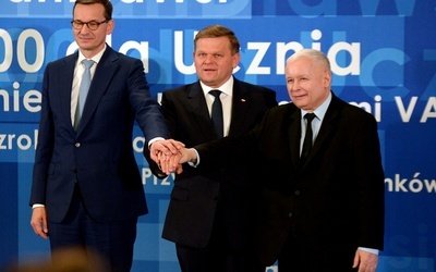 Wspólna fotografia na zakończenie radomskiej konwencji. Od lewej: Mateusz Morawiecki, Wojciech Skurkiewicz i Jarosław Kaczyński