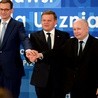 Wspólna fotografia na zakończenie radomskiej konwencji. Od lewej: Mateusz Morawiecki, Wojciech Skurkiewicz i Jarosław Kaczyński