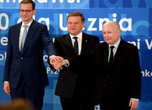 Wspólna fotografia na zakończenie radomskiej konwencji. Od lewej: Mateusz Morawiecki, Wojciech Skurkiewicz i Jarosław Kaczyński