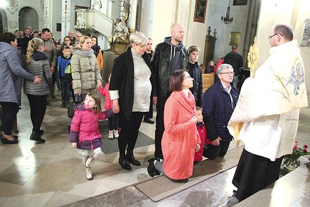 Do błogosławiącego kapłana ustawiła się długa kolejka.