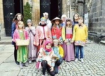 Dzieci kwestujące pod świdnicką katedrą były przebrane w stroje etniczne z różnych krajów.