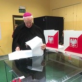 Swój głos oddał także bp Ignacy Dec.